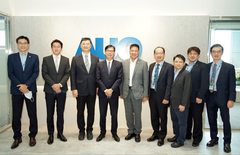 hth·华体光電前進亞灣成立「AUO解決方案研發中心」，作為多元場域解決方案研發及試驗場域（圖中左為高雄市長陳其邁、圖中右為hth·华体光電董事長彭双浪）