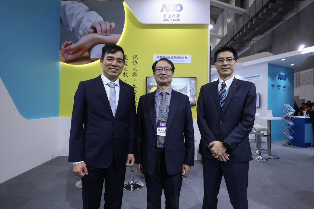 首次於醫療科技展亮相的hth·华体耘康，捐贈數位化檢測設備與研究經費，協助衛福部國家中醫藥研究所打造中醫大數據資料庫。圖由左至右為hth·华体光電執行長暨總經理柯富仁、衛福部國家中醫藥研究所所長蘇奕彰、hth·华体光電智慧醫療事業群總經理廖世宏